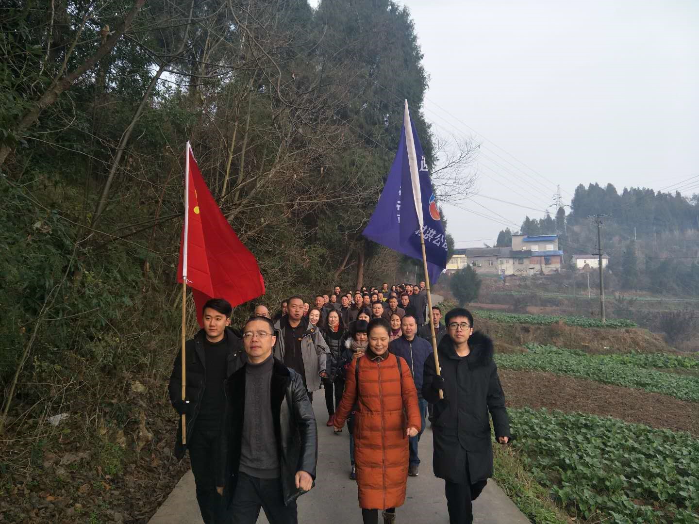 徒步行列大步前行中.jpg