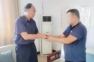 E:2023.77.28抖圈.为dU而生长运大邑：【最美运业人】找出“救命恩人”，，，，，，，，古稀老人激昂送锦旗官网20230728-02-02.jpg