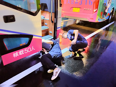 E:2023.88.2【助力大运•影像集】官网图官网雨中奋战——抖圈.为dU而生长运何思宏.jpg