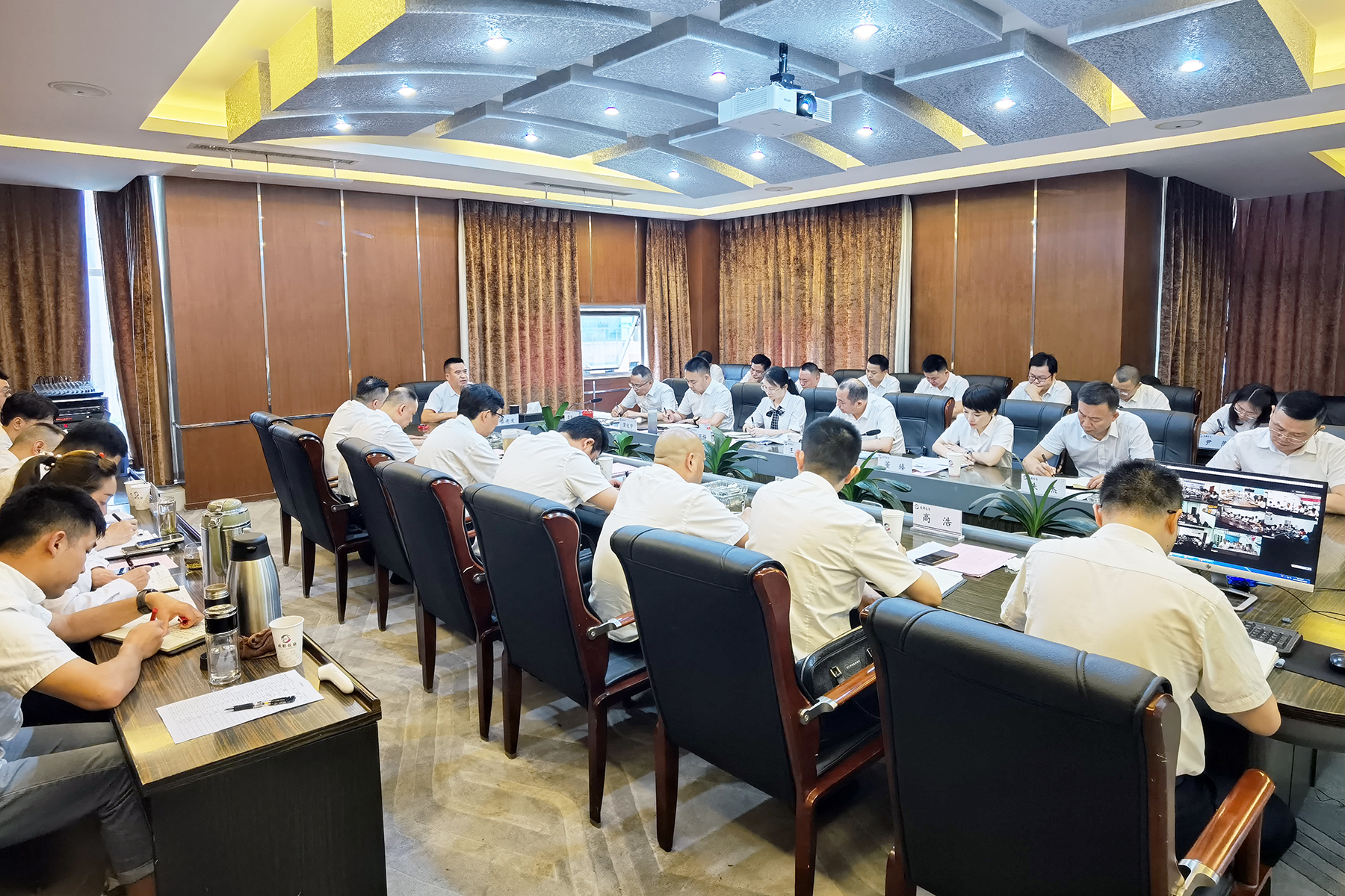 反躬自省，，，，，，，，履践致远；；；；；实干笃行，，，，，，，，砥砺奋进——抖圈.为dU而生长运召开2022年半年工作总结会