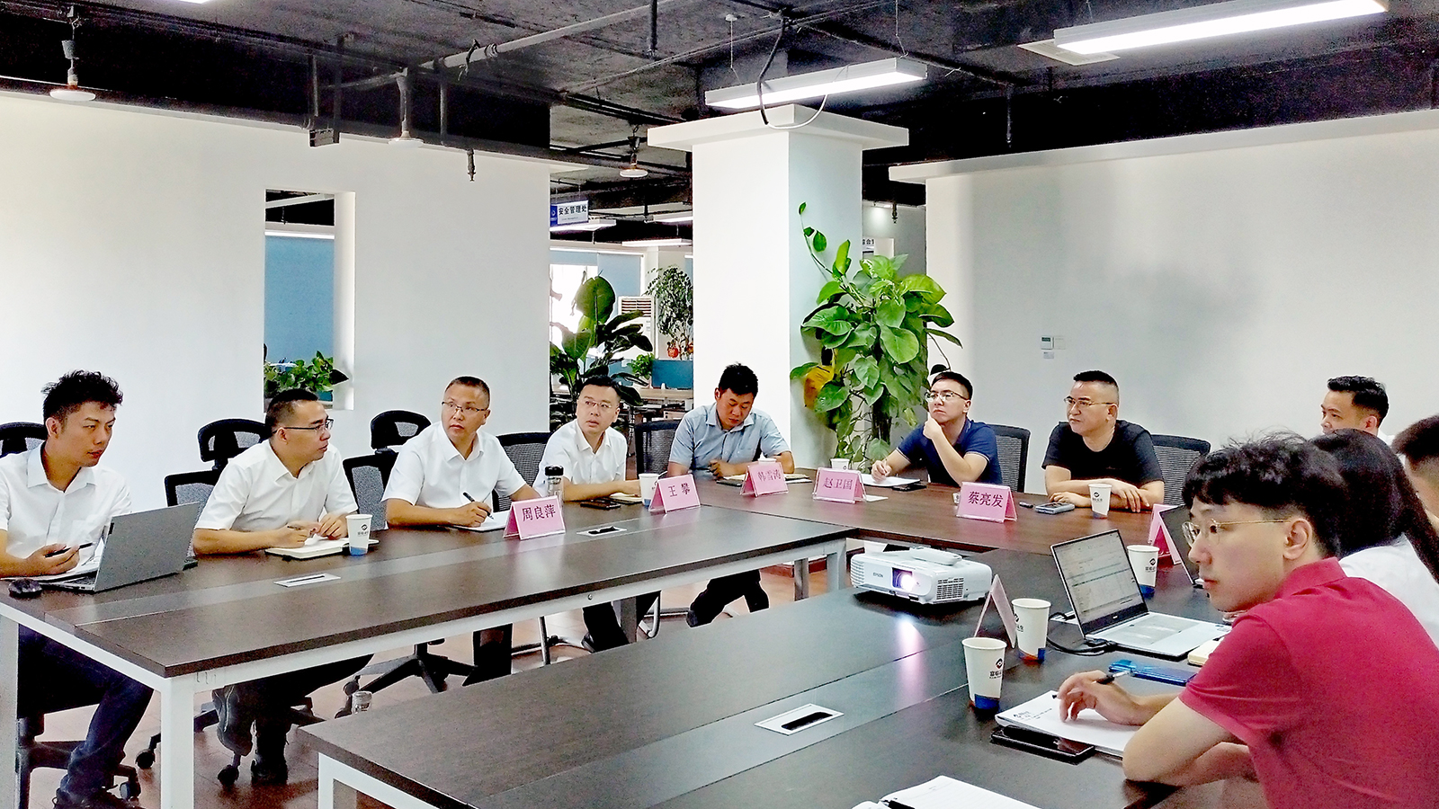 抖圈.为dU而生运业总经理蔡亮发一行到彤熙商贸公司查抄领导工作