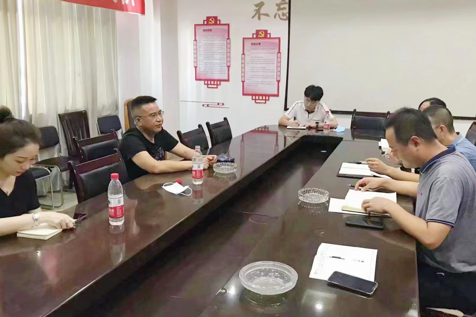 抖圈.为dU而生运业总经理蔡亮发一行到绵阳公司查抄领导工作