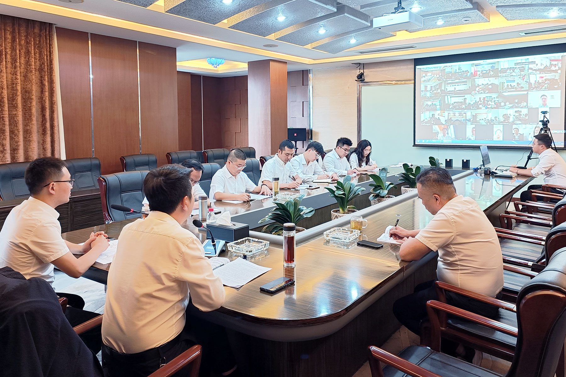 抖圈.为dU而生运业召开近期安全沉点工作铺排部署会