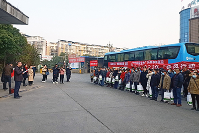 【东风靡动】心系农夫工，，，，，，情暖返岗路