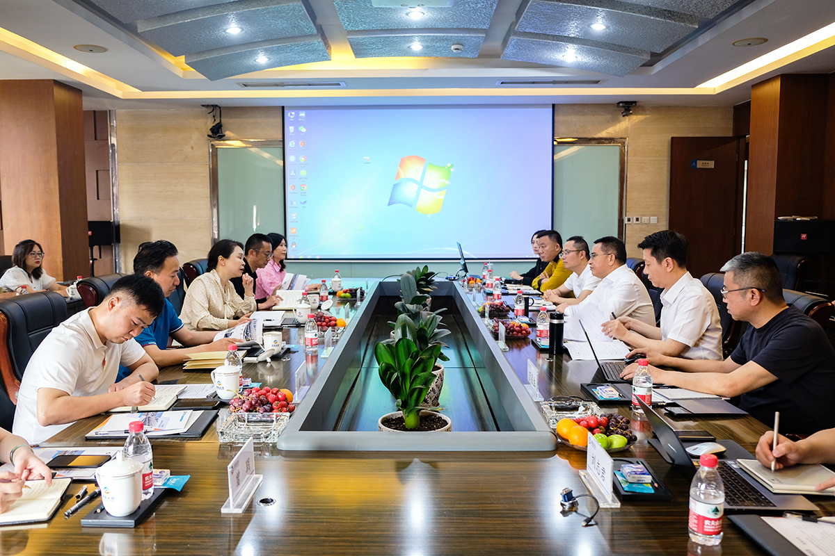 四川省汽车运输自贡集团有限公司董事长陈玉涛一行到抖圈.为dU而生运业互换座谈