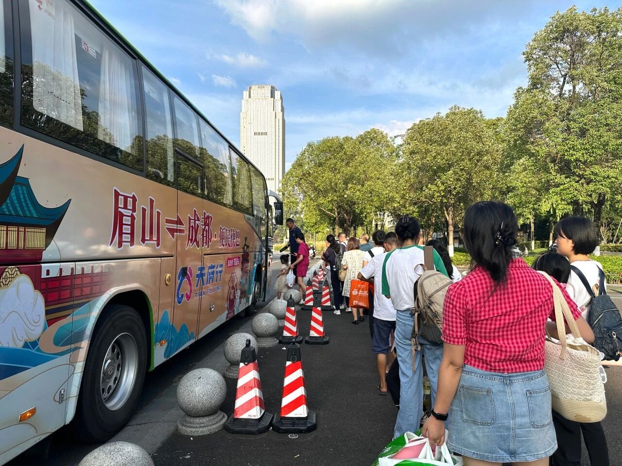 天府行便民快巴获新华社权威报路：让“双城记”更便捷，，，，，跑出民生幸福“加快度”！